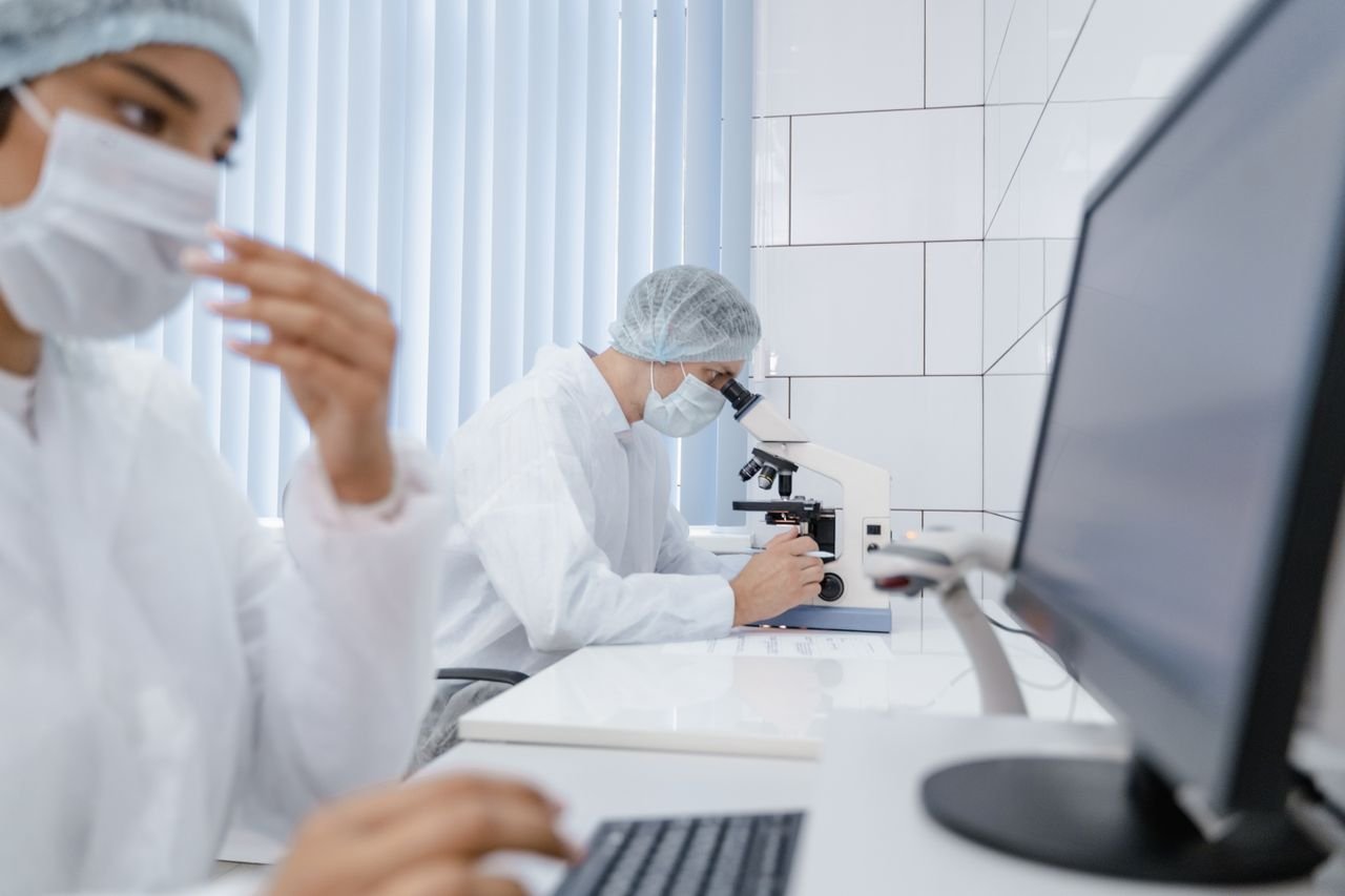 researchers-in-laboratory